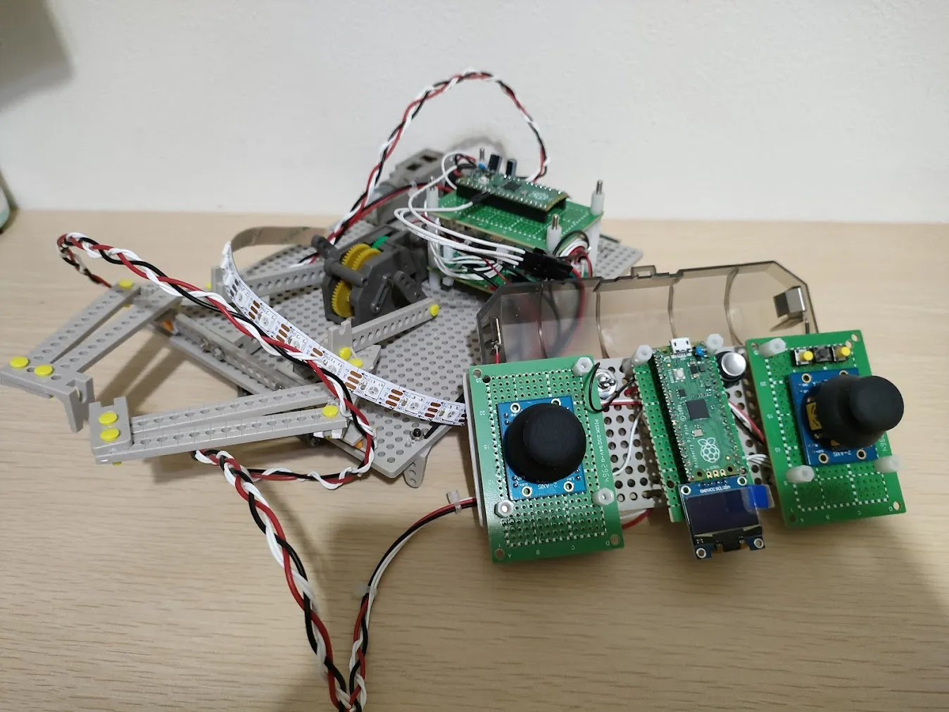 配線された2台のコントローラーとピンポン玉ロボット
