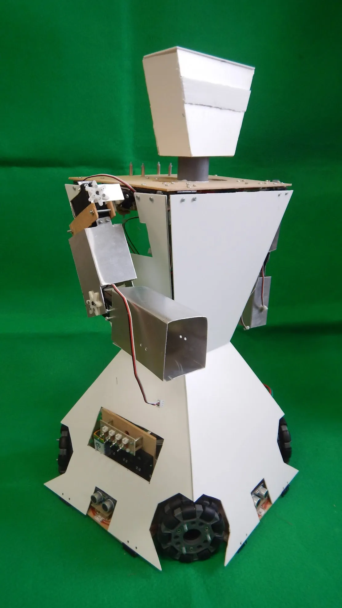 緑色の背景の前に立つ白い人型ロボット「エイト」