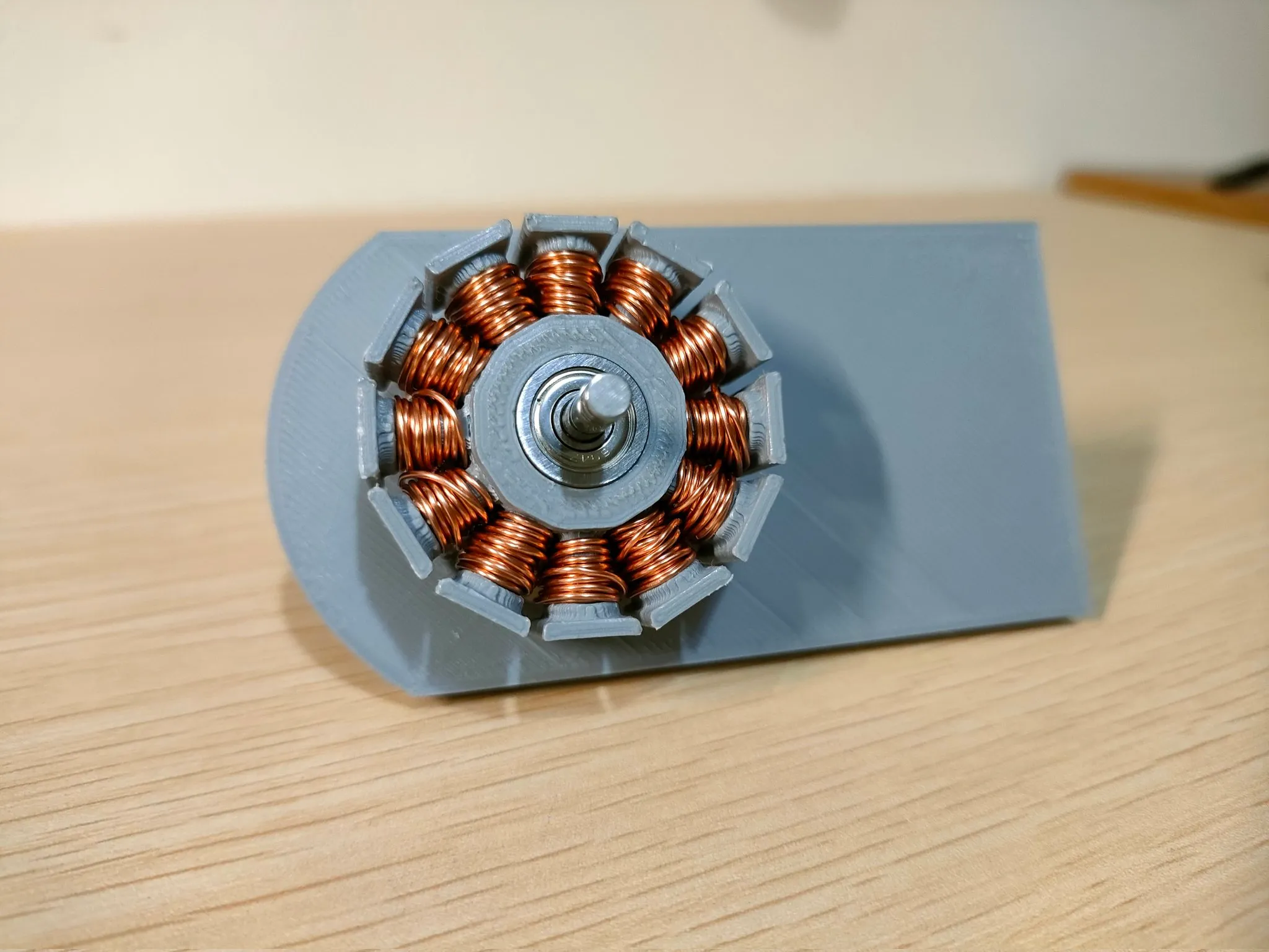 3Dプリントした芯に銅線を手で巻いたモーターのステータ