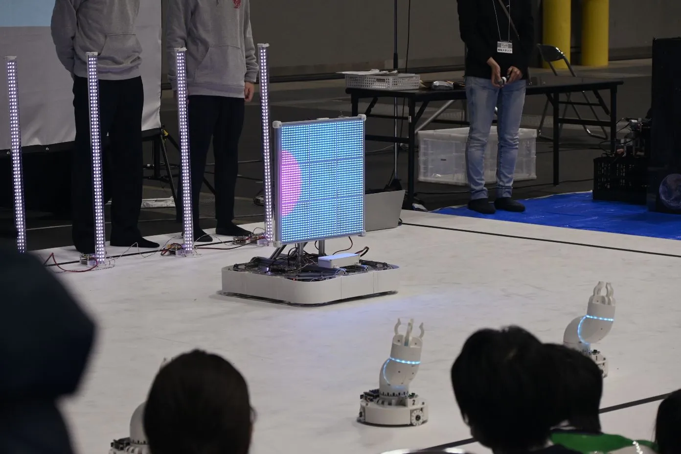 RoboCupJunior JapanOpenの会場で動作するMoving Displayと複数のロボット