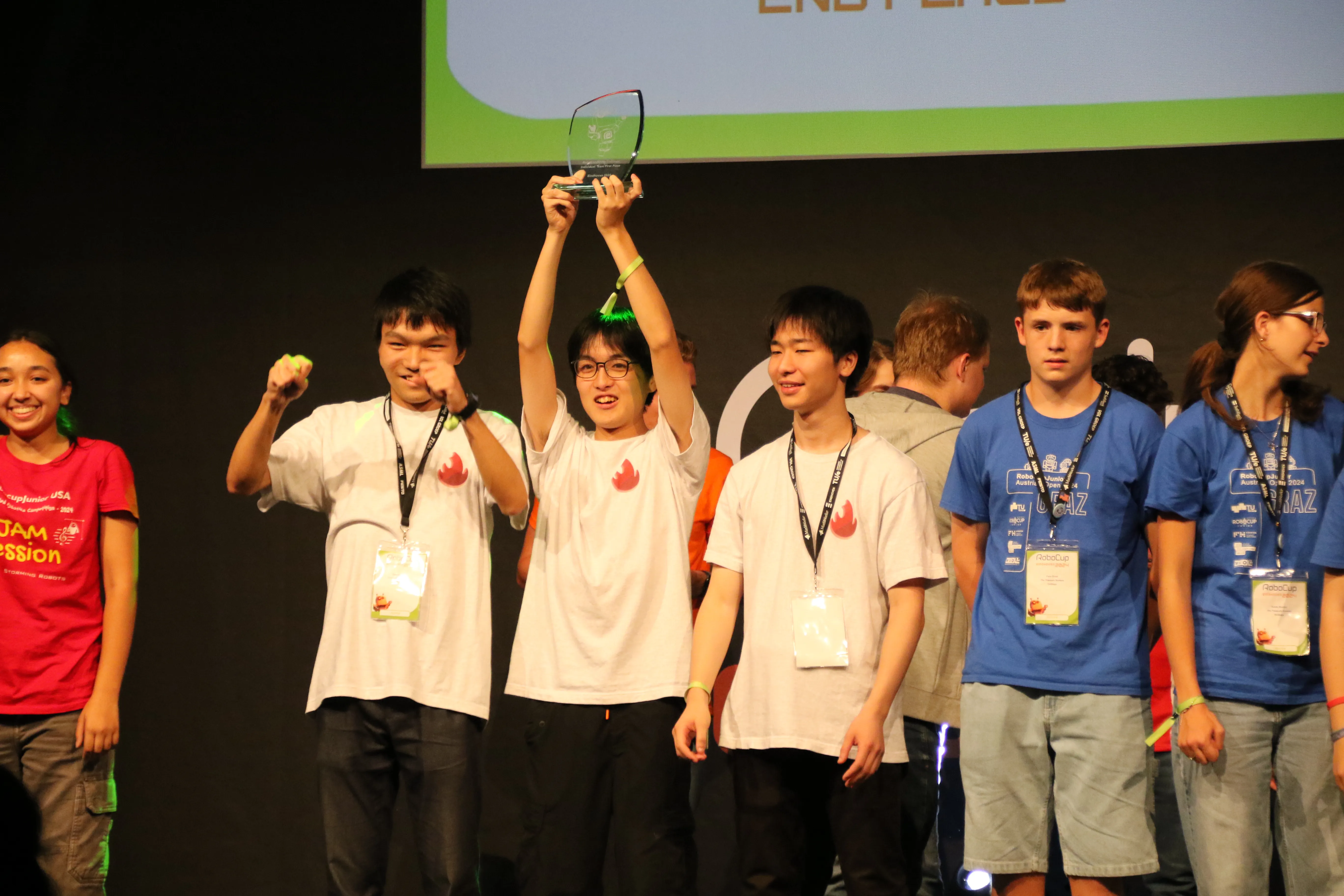 RoboCup Eindhoven 2024の表彰式でトロフィーを掲げる燈のメンバー