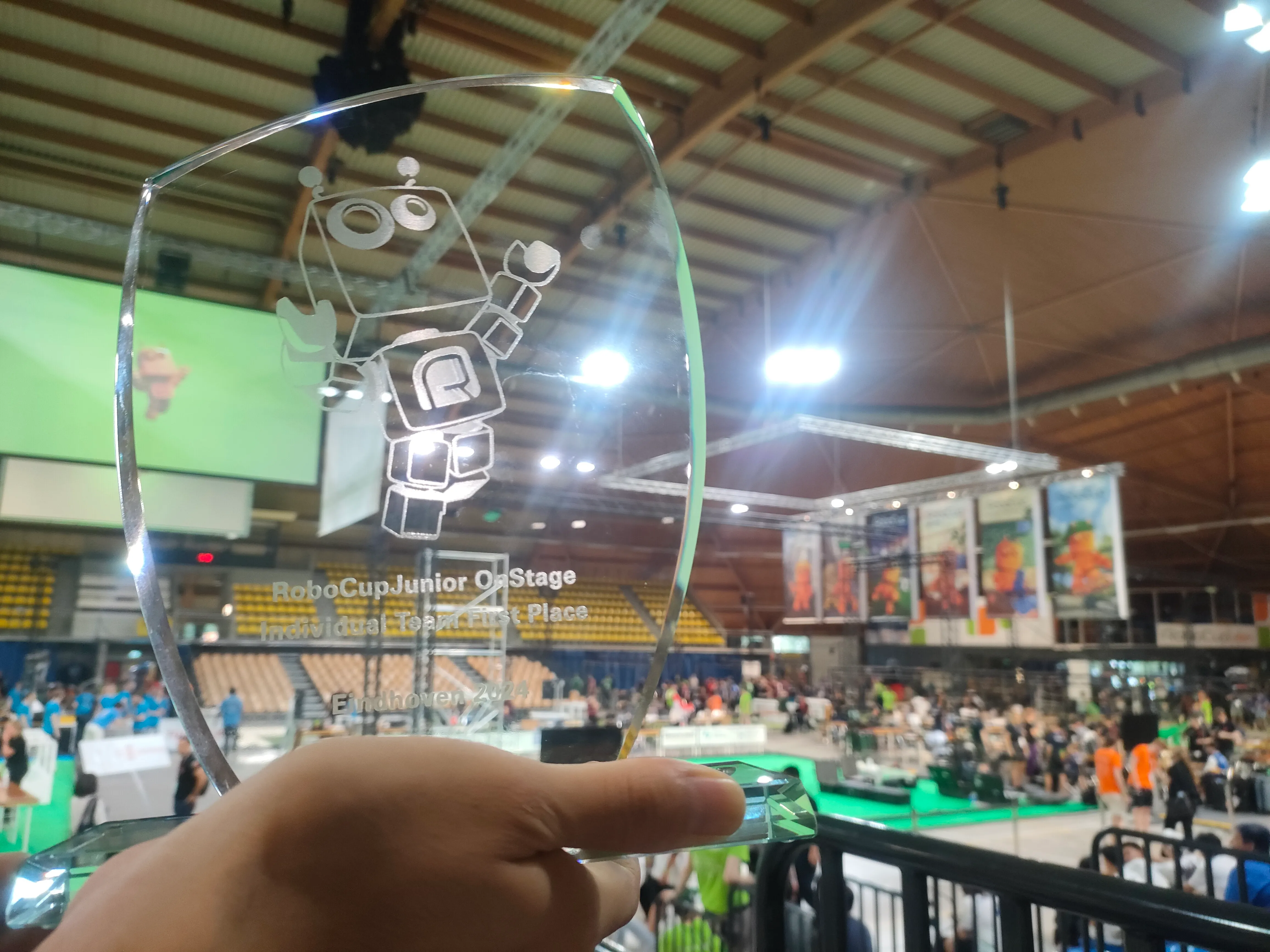 RoboCup Eindhoven 2024のIndividual Team 1st Placeトロフィー