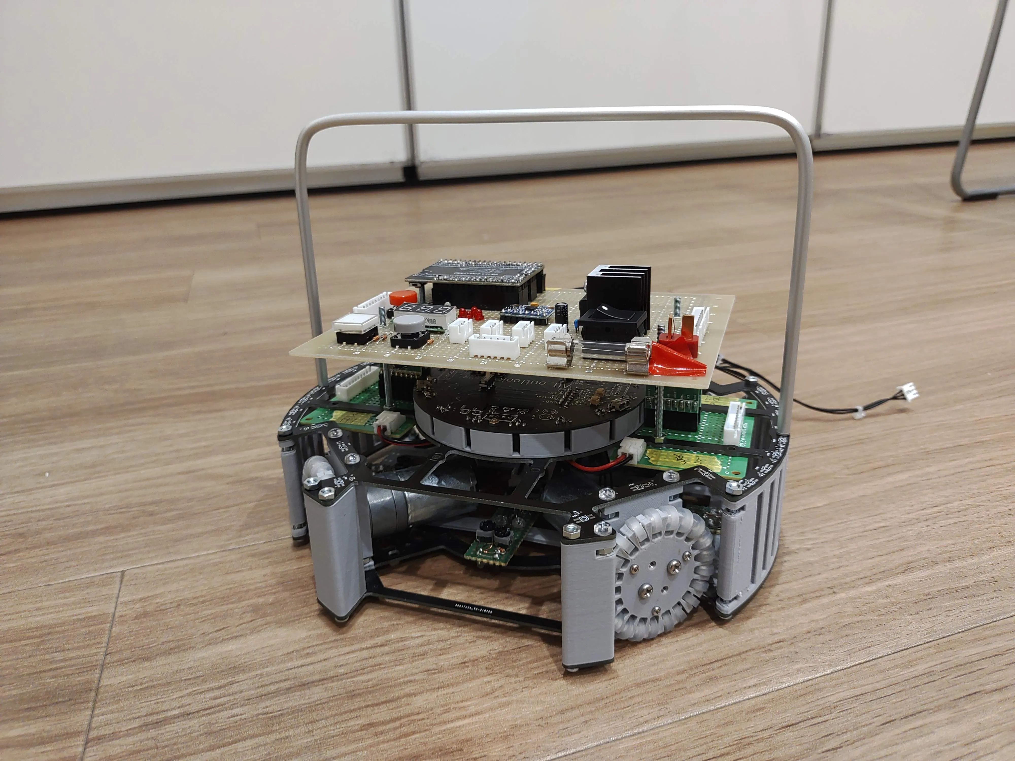 円形シャーシの上に手作りの制御基板を載せた最初のAll_outlookサッカーロボット